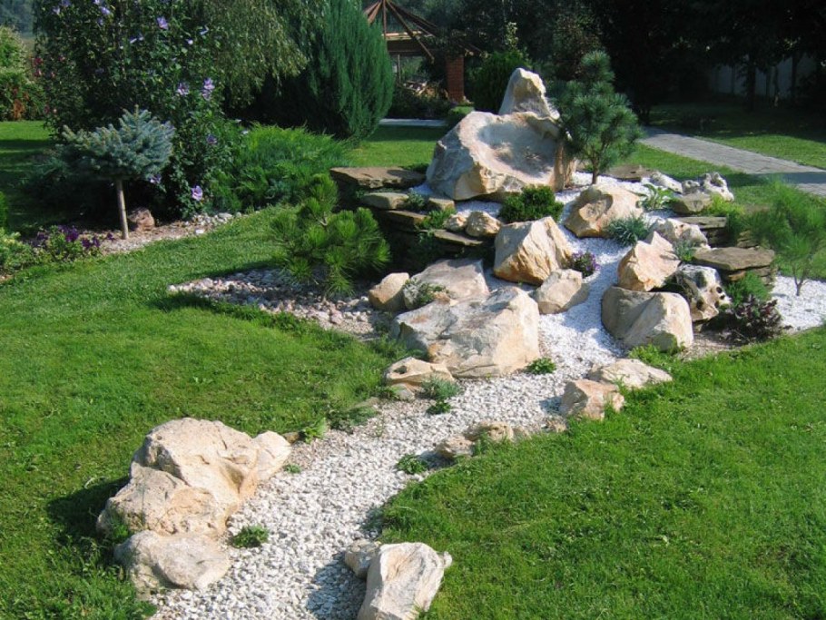 Альпийская горка с сухим ручьем и хвойниками