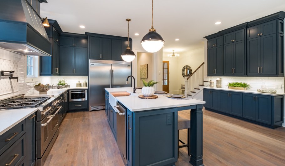Темно синяя кухня