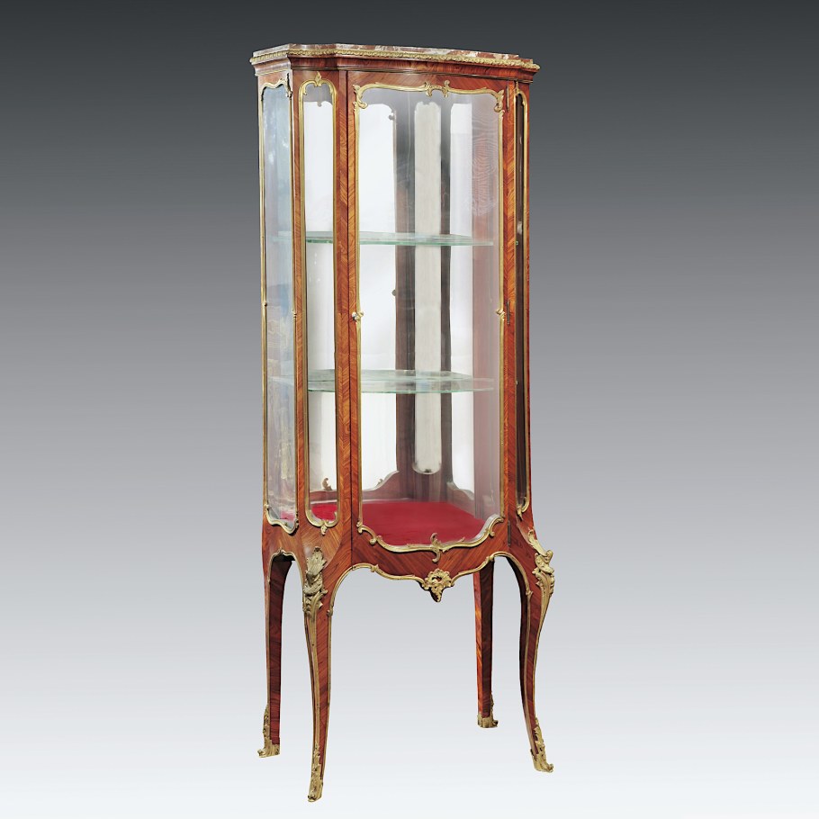 Шкаф стеклянный для посуды 17 века