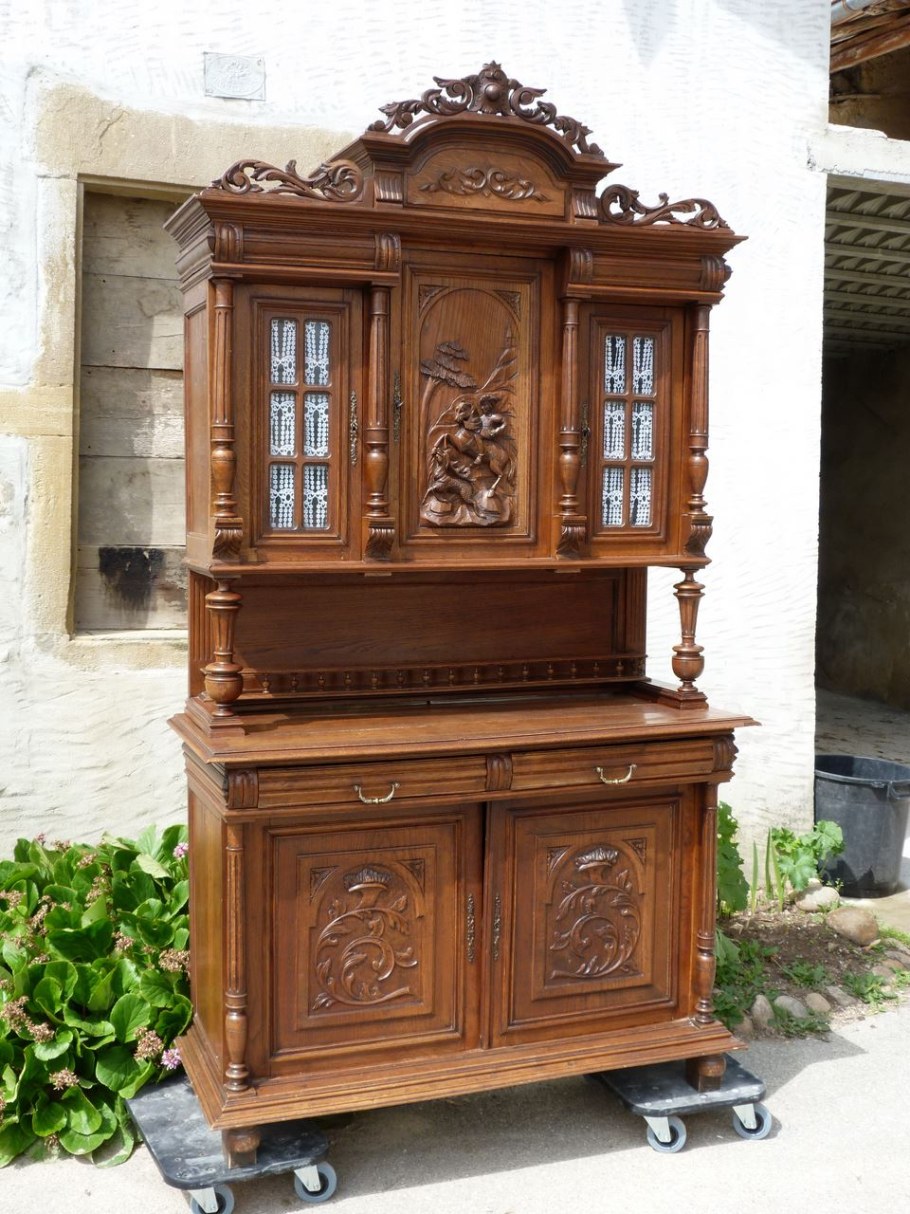 Старинный сервант