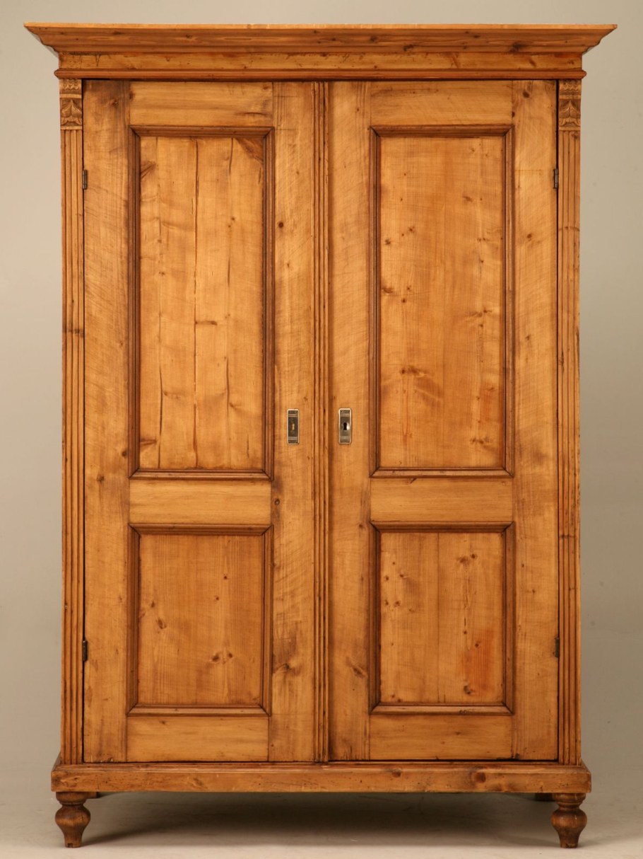 Шкаф деревянный