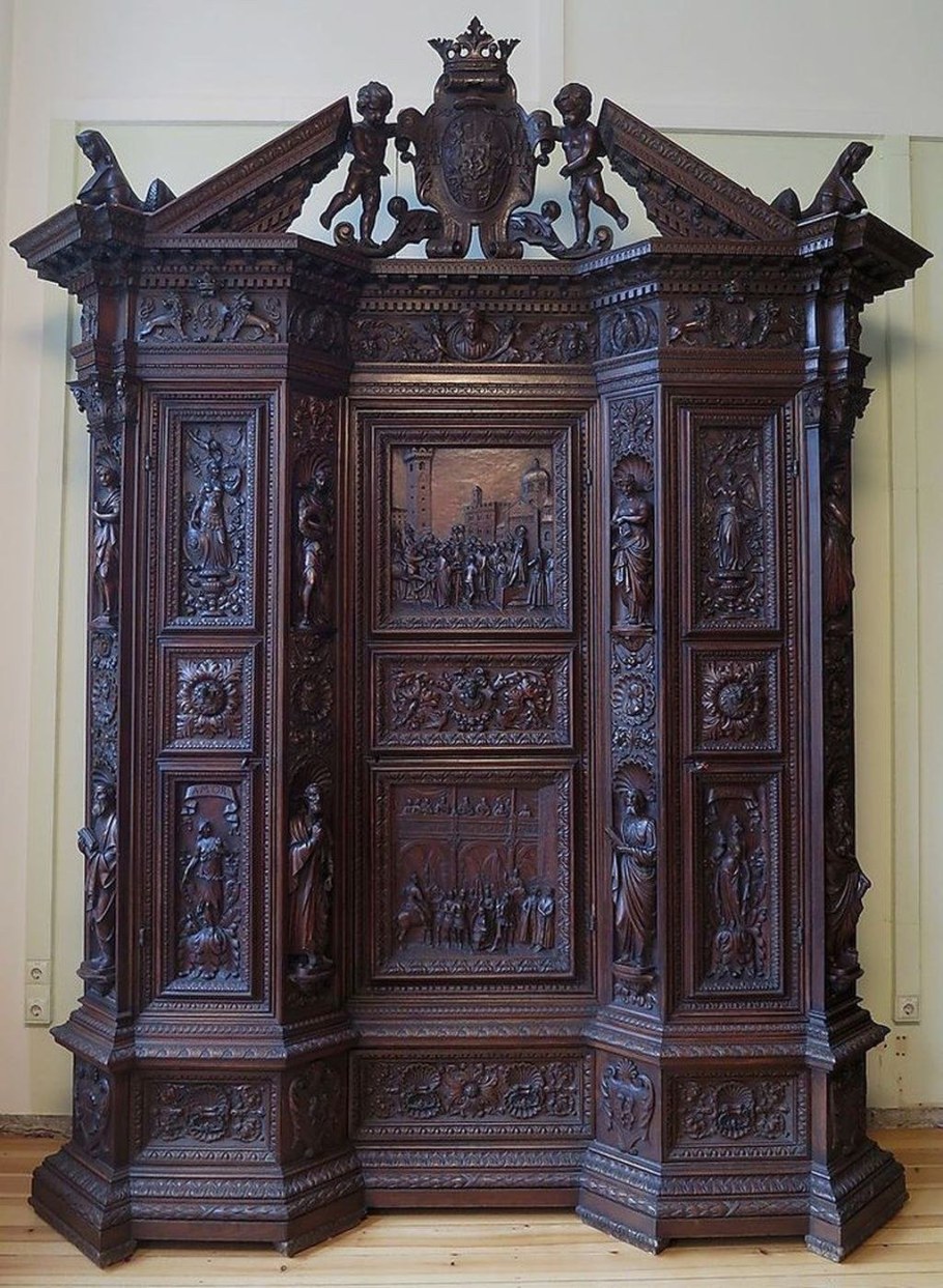 Буфет 17 века в стиле Готика