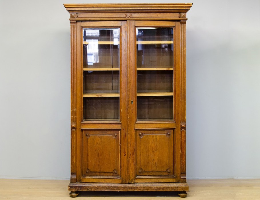 Старинный шкаф