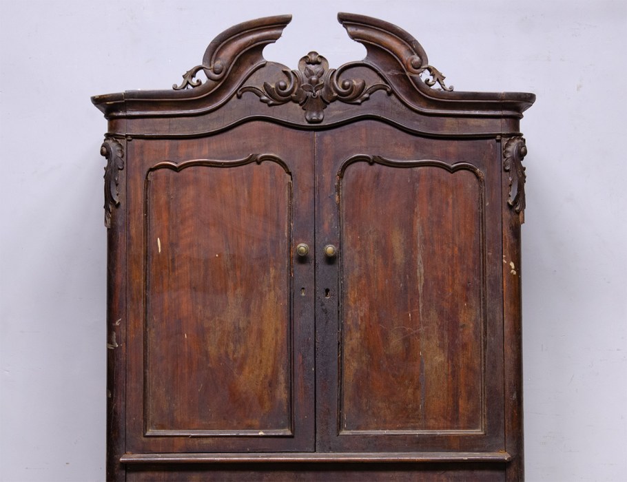 Старинный шкаф