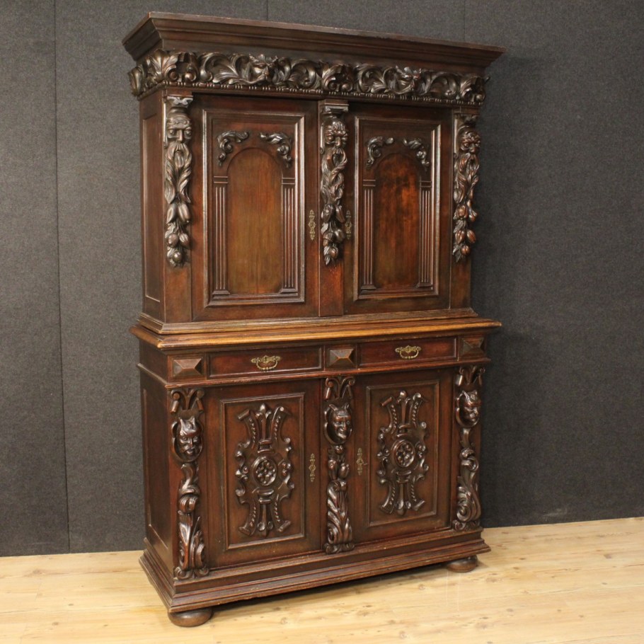 Шкаф резной деревянный