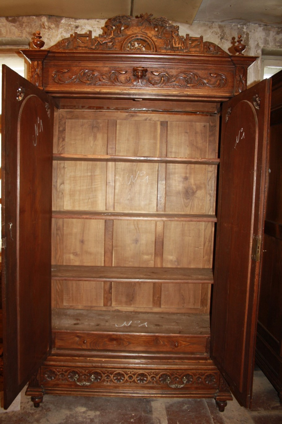 Старинный шкаф МГУ