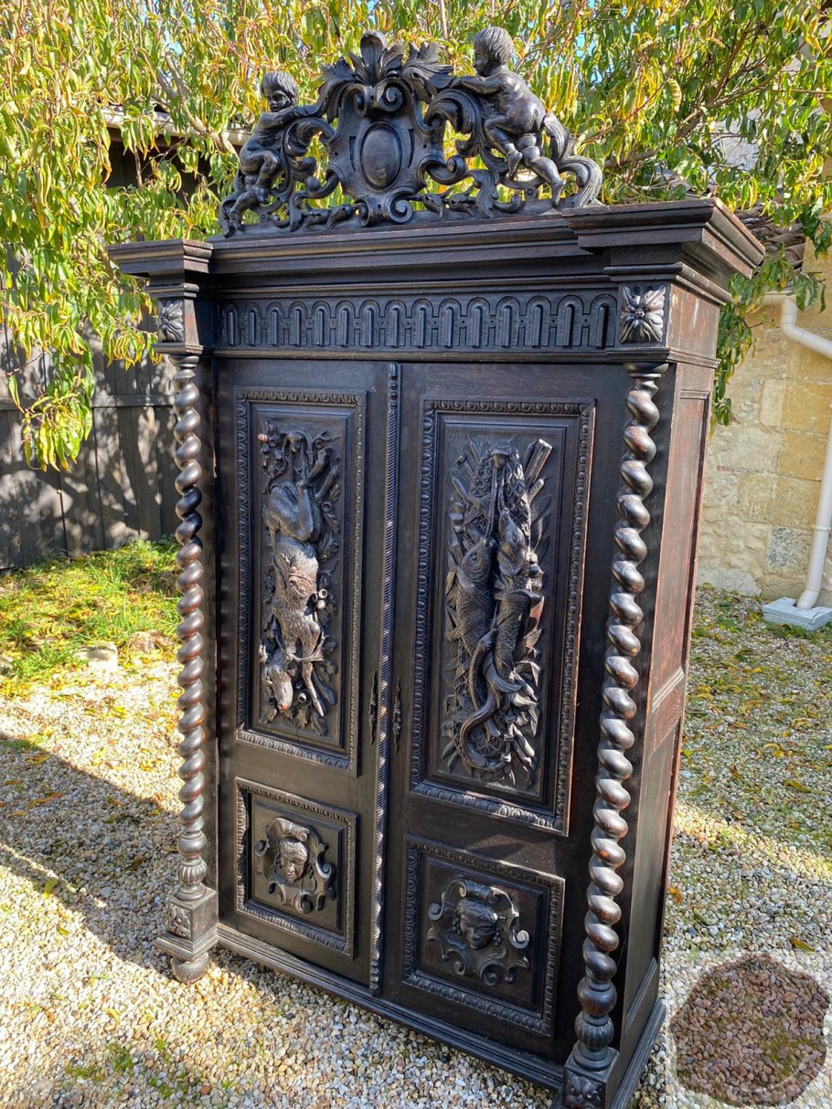 Антикварный шкаф