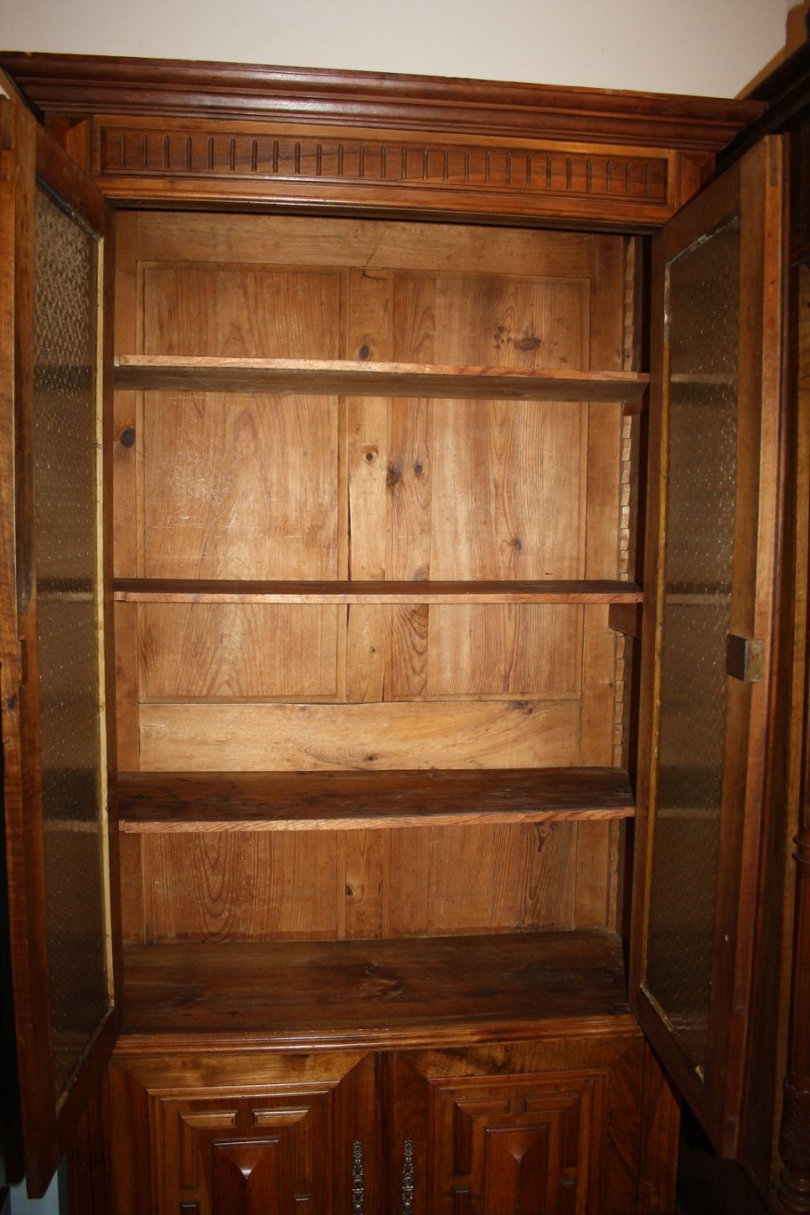 Старинный шкаф