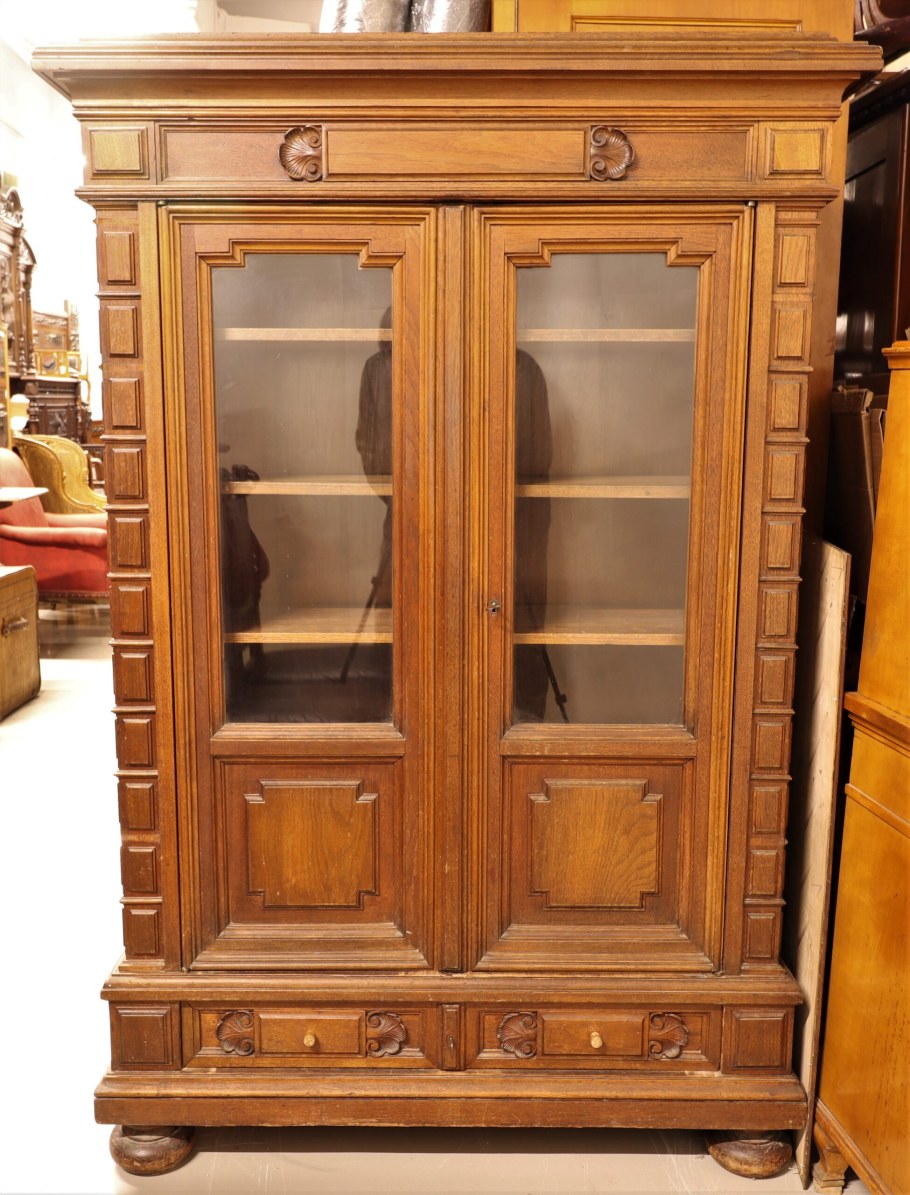 Старинный шкаф витрина