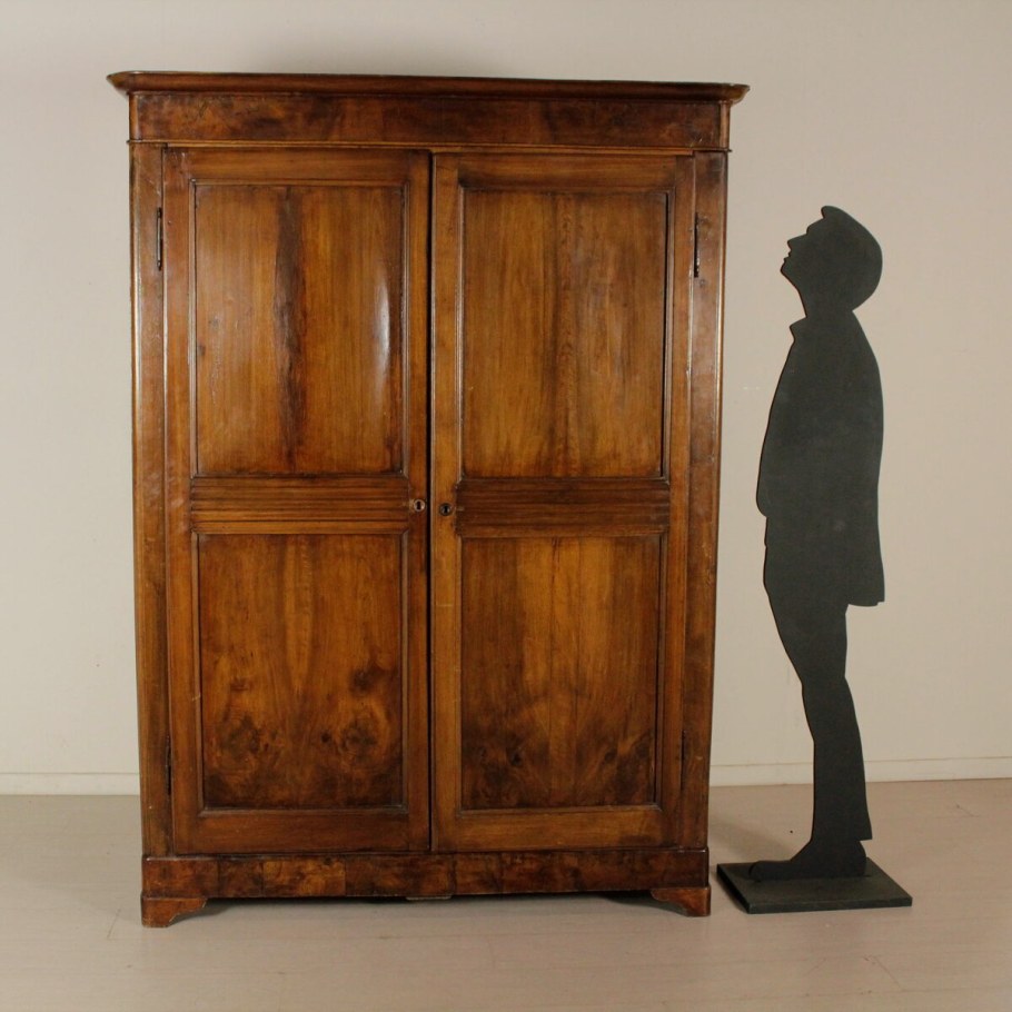 Старинный деревянный шкаф
