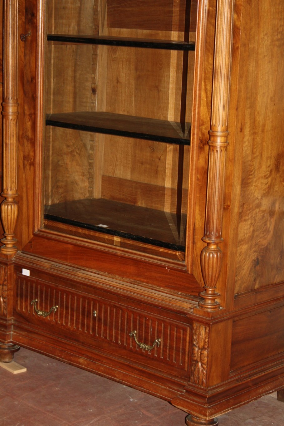 Антикварный шкаф