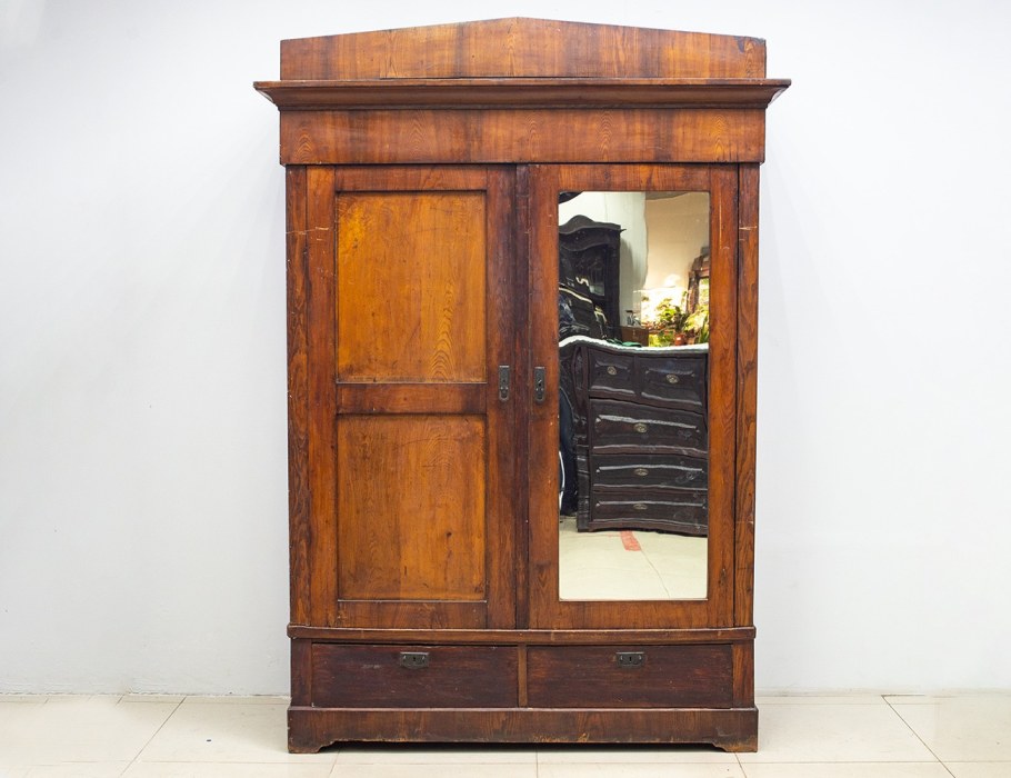 Старинный каменный шкаф