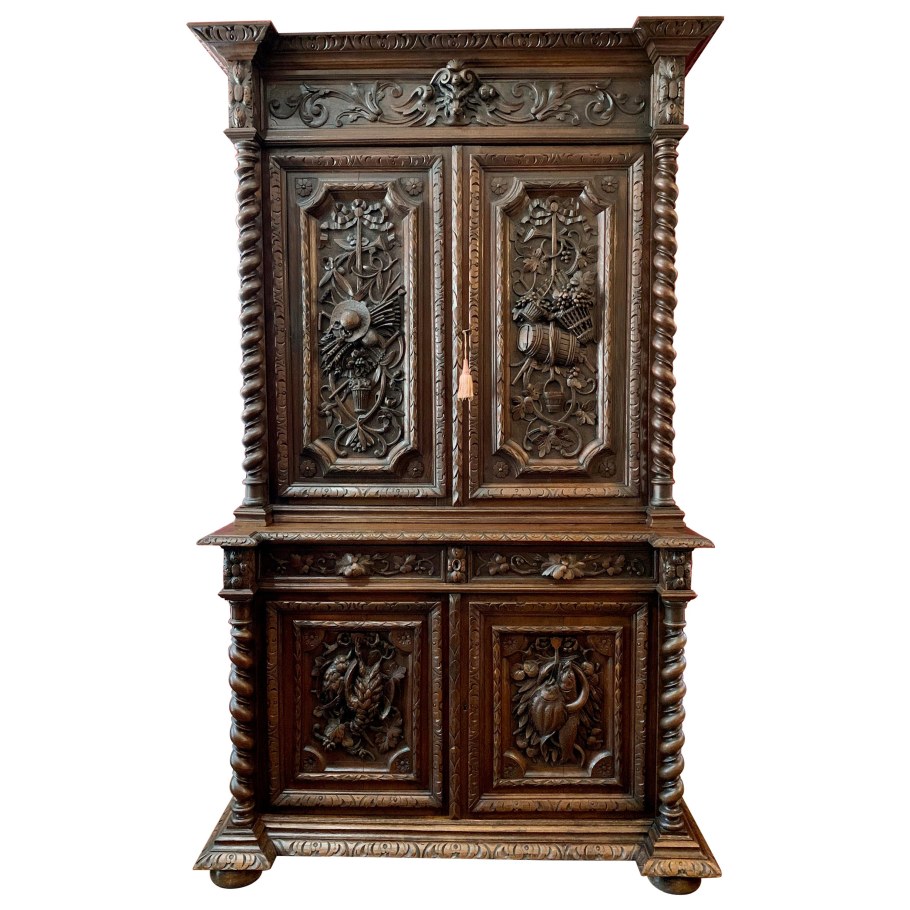 Старинный шкаф