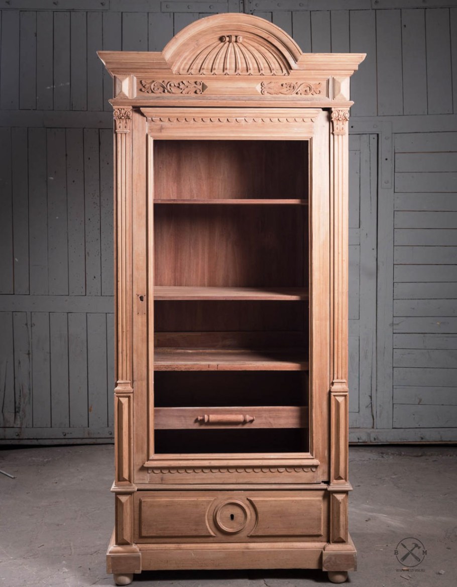 Антикварный шкаф