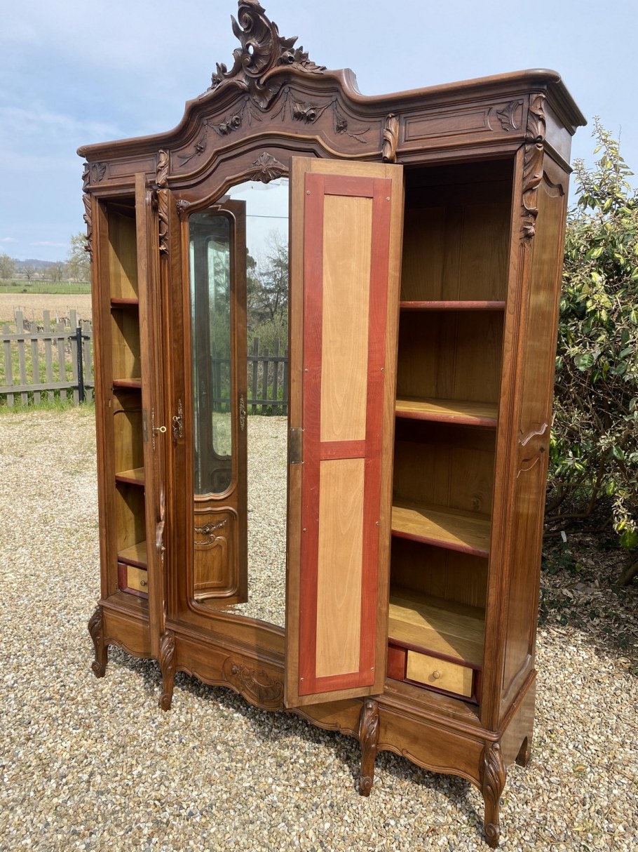 Старинный шкаф