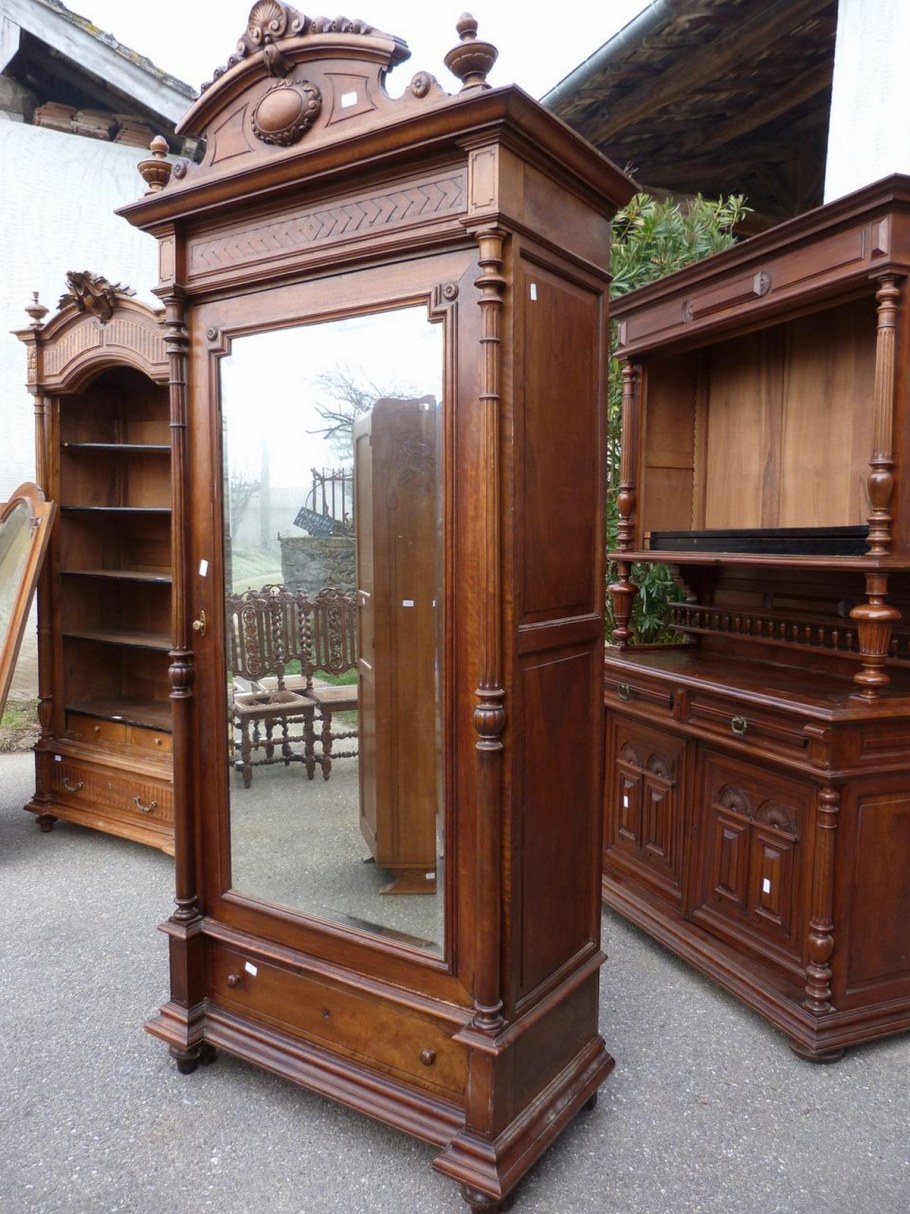 Старинный шкаф с зеркалом