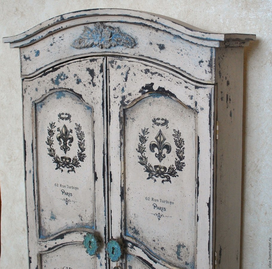 Старинный шкаф