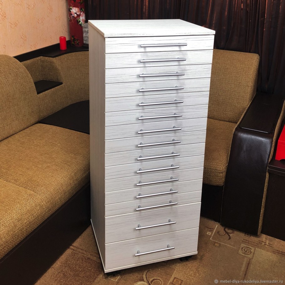 Комод с узкими выдвижными ящиками