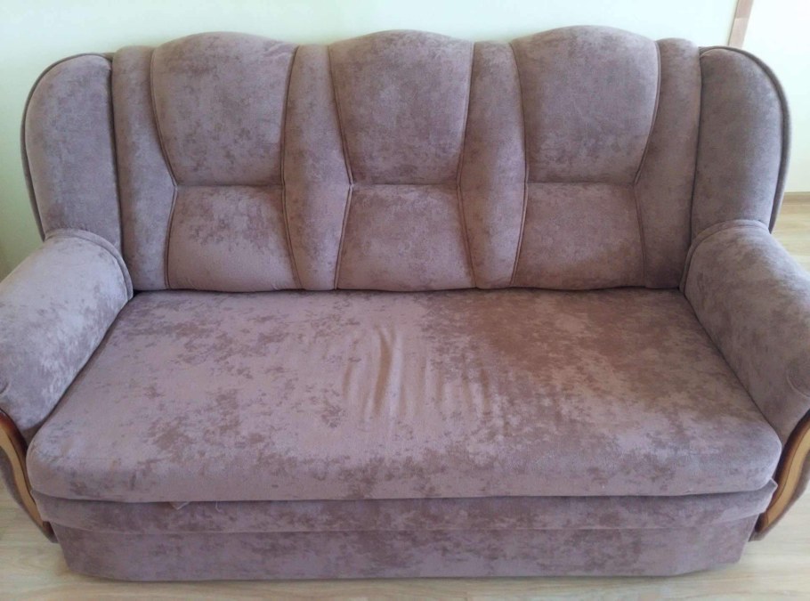 Бежевый диван из флока