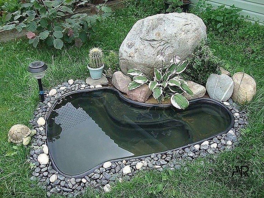 Маленький прудик на даче