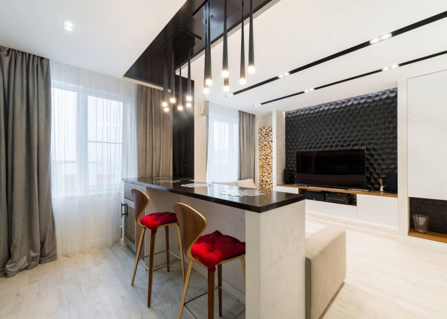 Барная стойка за диваном в гостиной