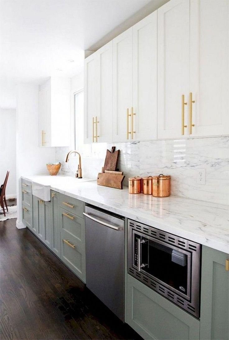 Белая кухня с деревянной столешницей