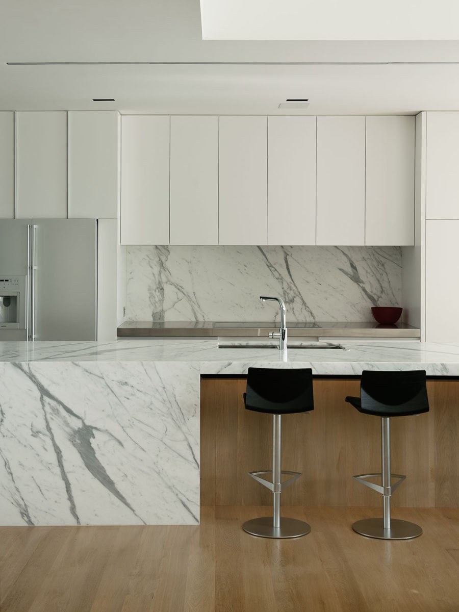 Белая кухня с мраморным фартуком