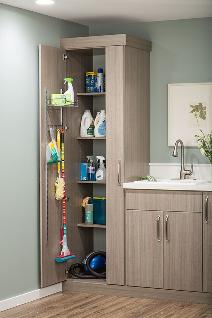 Шкаф в ванной для швабры