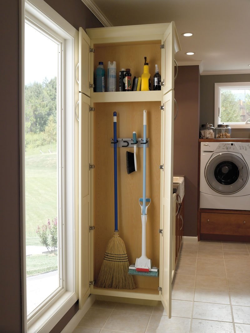 Место для хранения швабры и ведра