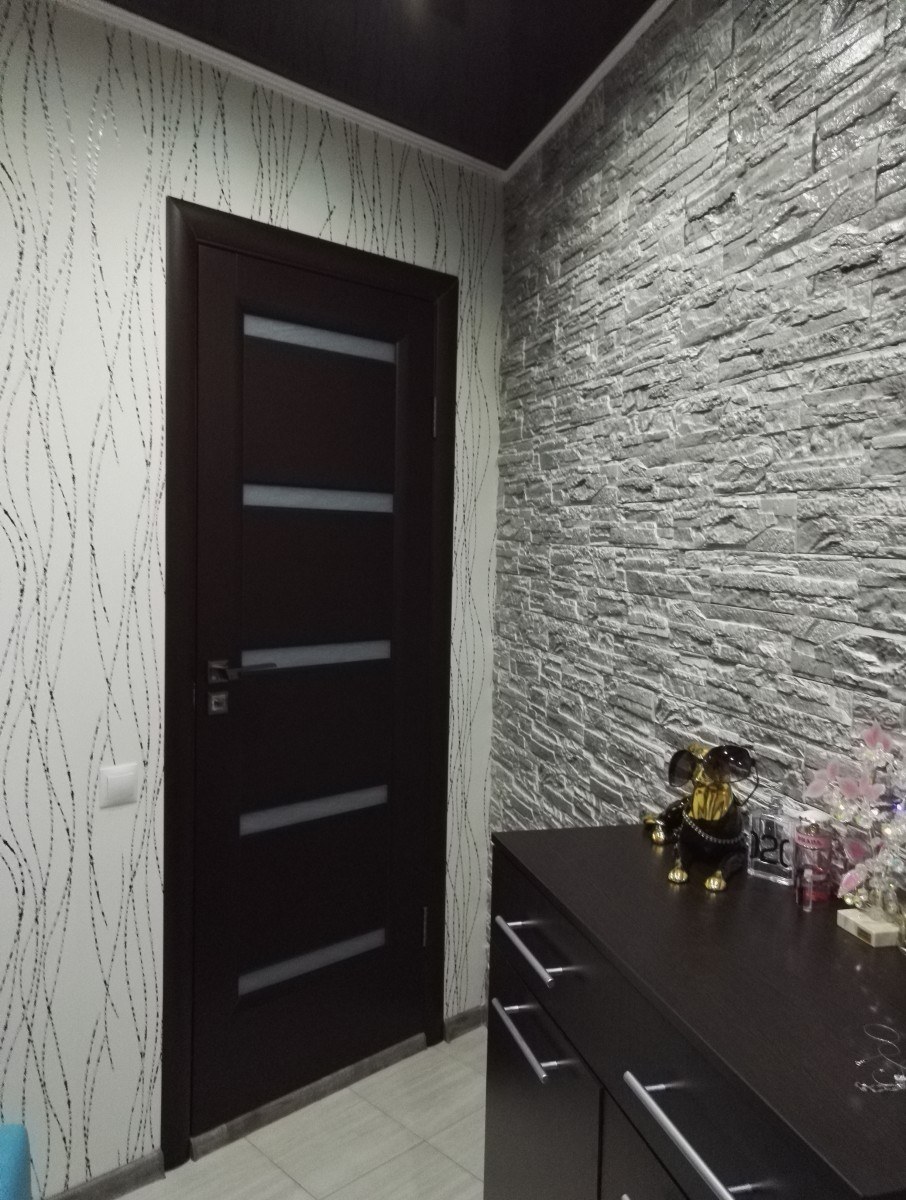 Серый камень в интерьере