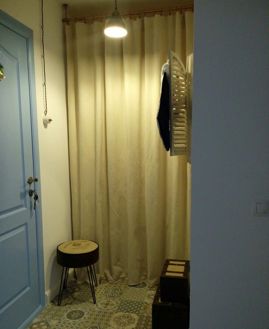 Шкаф в коридор с занавесками