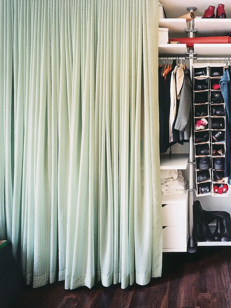 Гардеробная со шторами вместо дверей