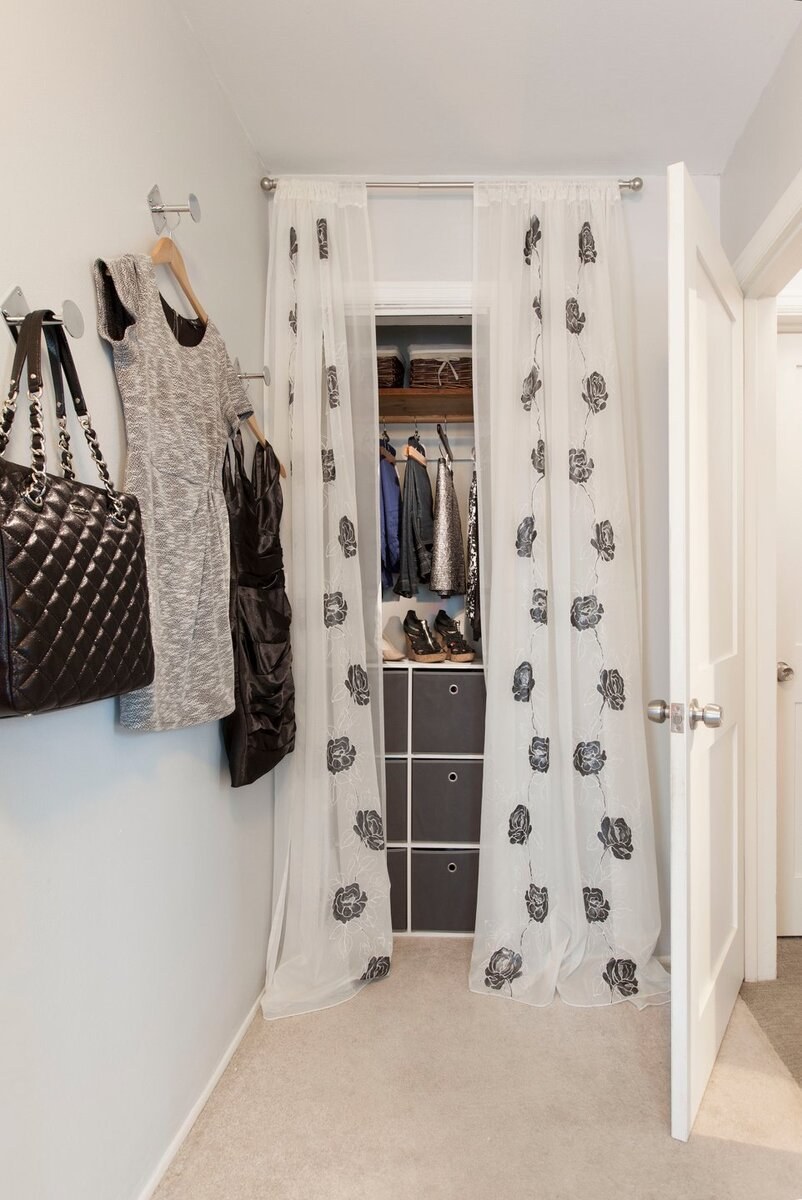 Гардеробная за шторой