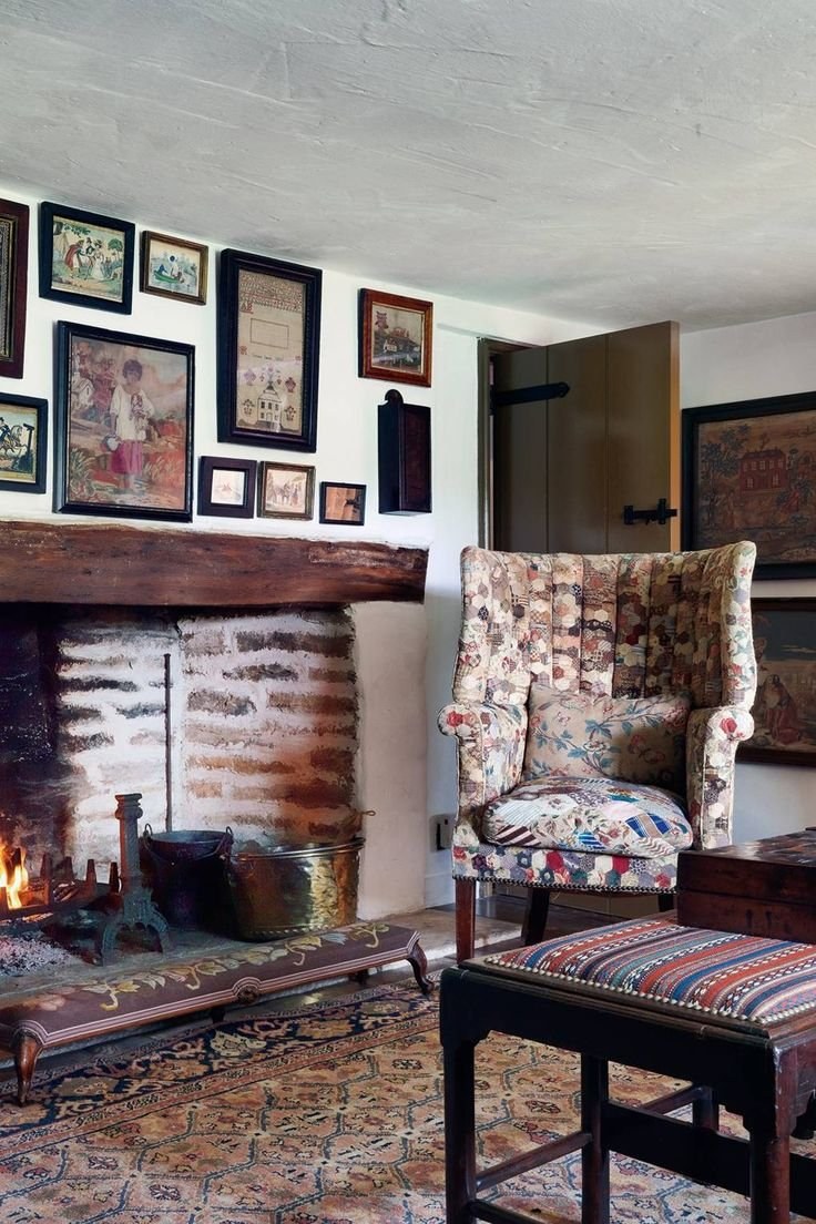 Что повесить над камином