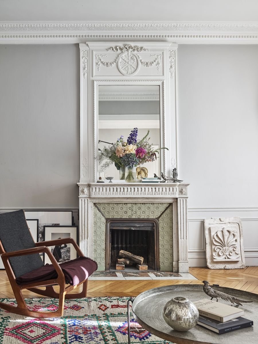 Зеркало над камином в классическом стиле