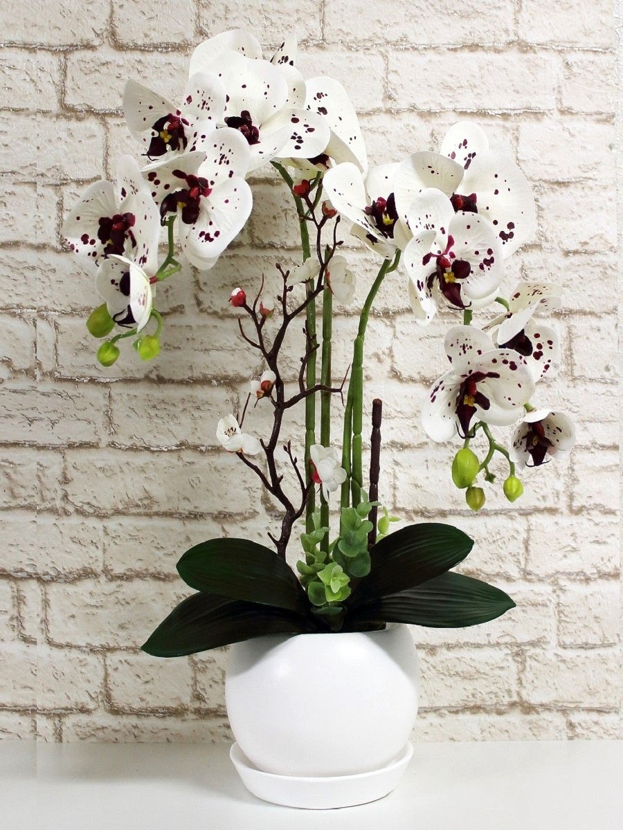 Искусственные орхидеи в напольном кашпо