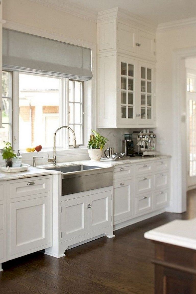 Светлая кухня с окном