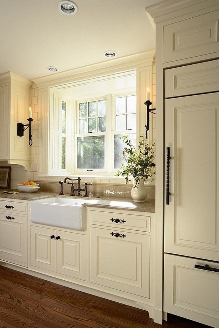 Красивые кухни вдоль окна