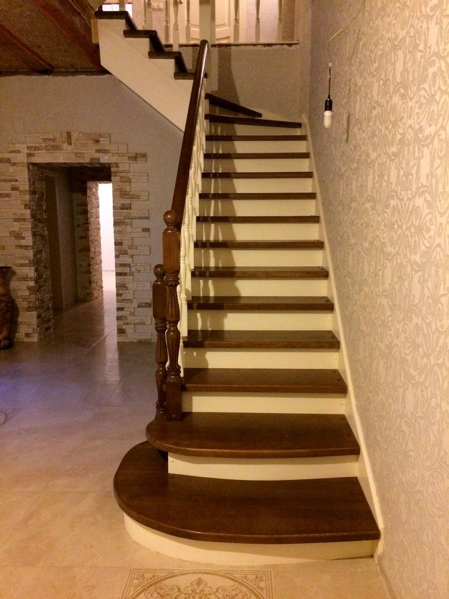 Одномаршевая лестница с забежными ступенями