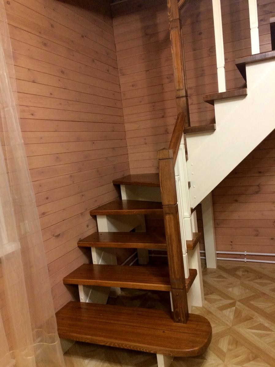 Лестница поворотная деревянная