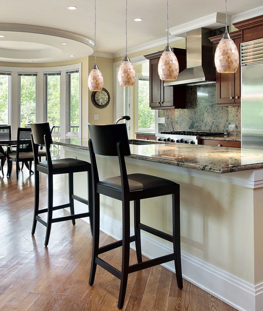 Люстра над барной стойкой