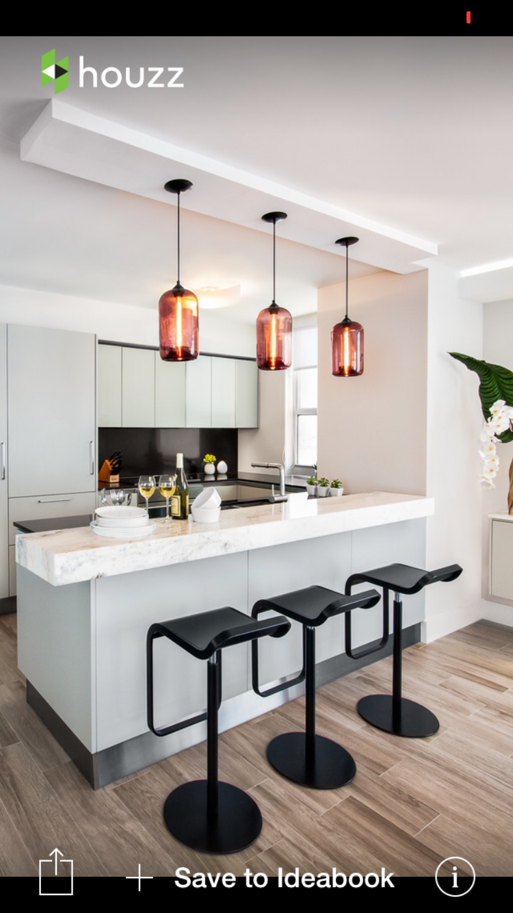 Люстра над барной стойкой на кухне