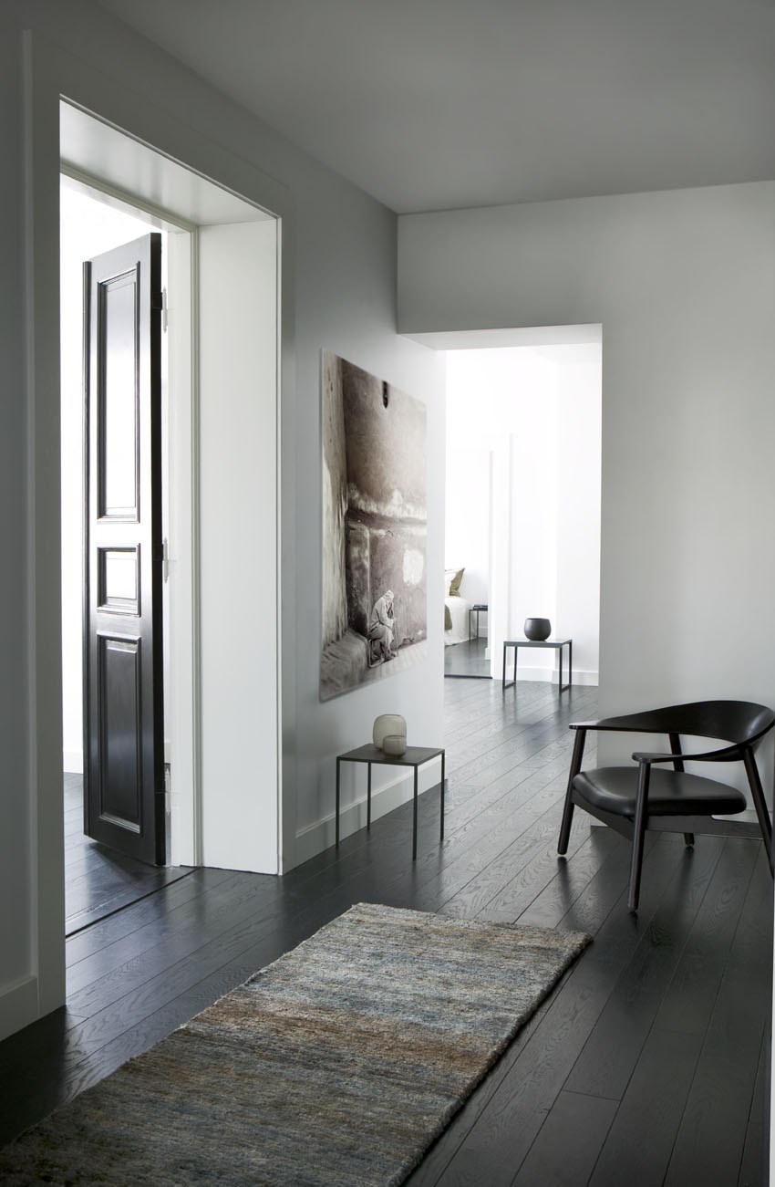 Серые двери в интерьере