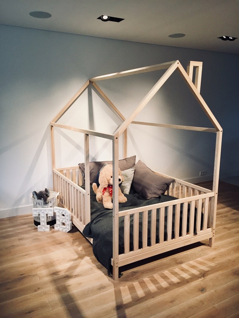 Детская кроватка домик