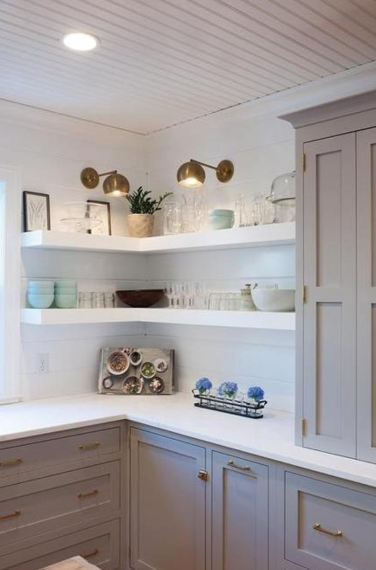 Кухня с открытыми верхними полками