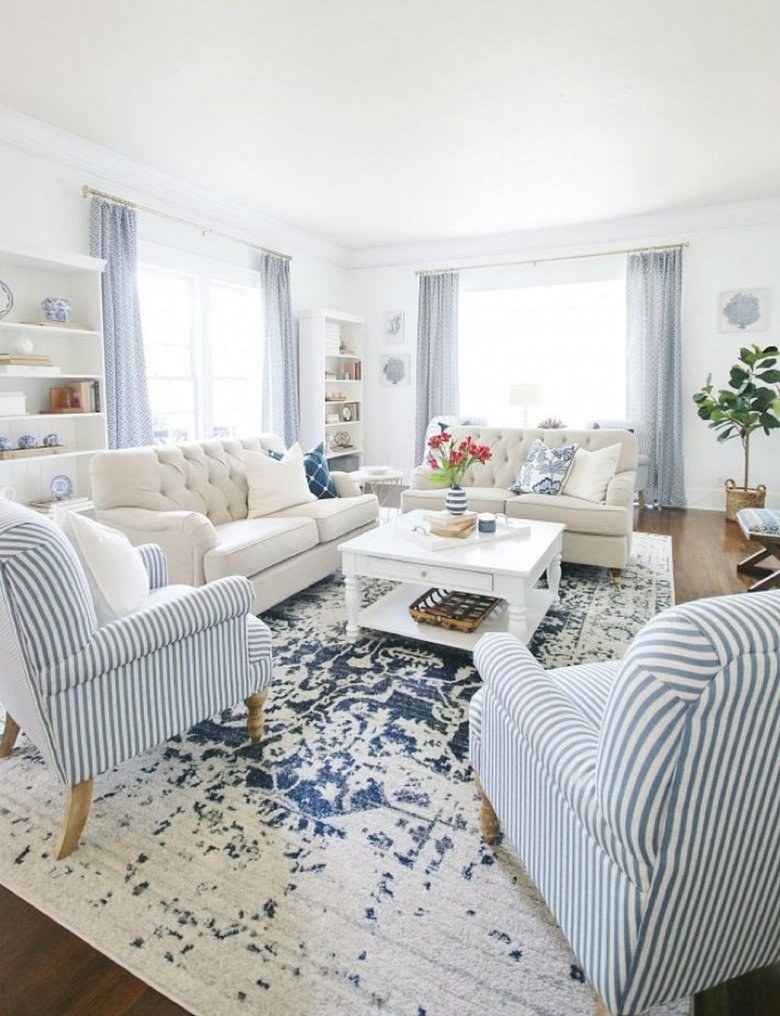 Синий ковер в интерьере гостиной