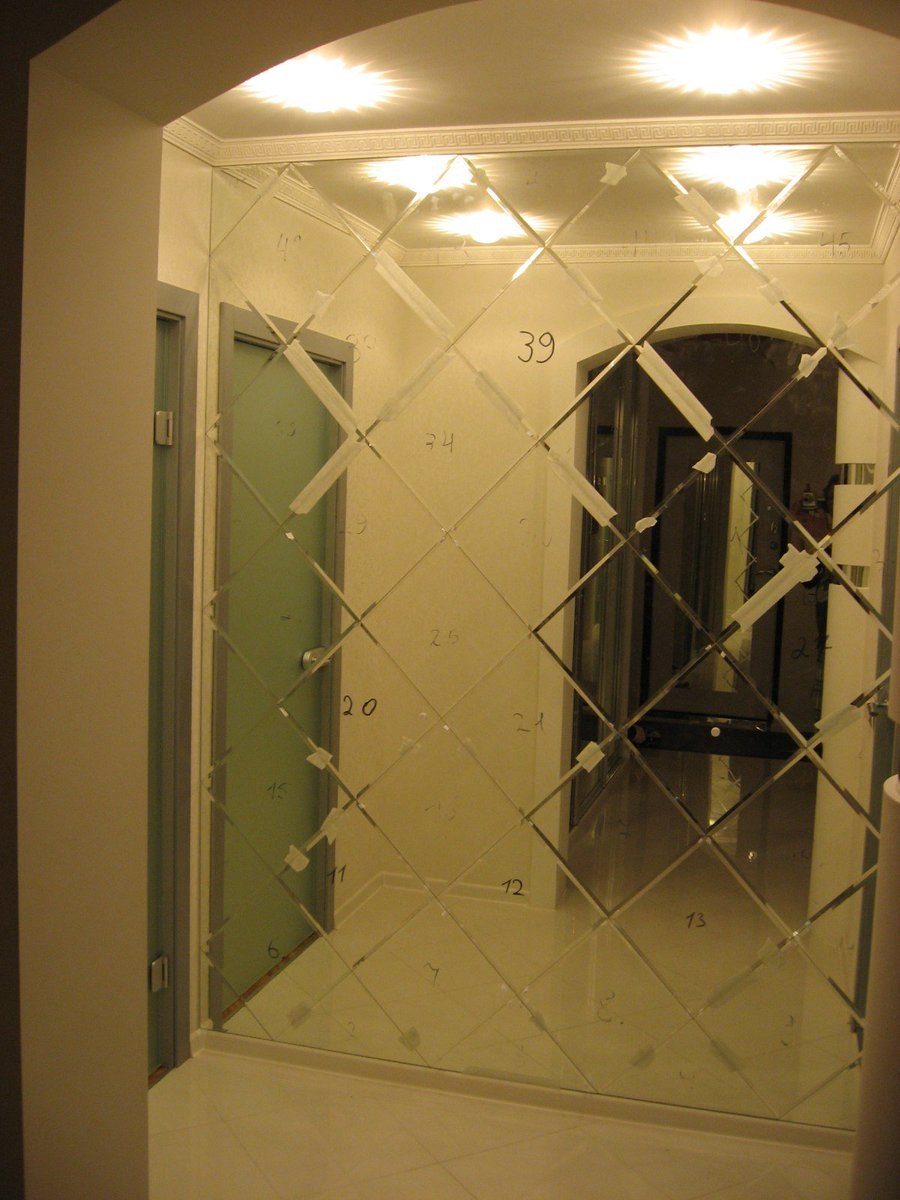 Зеркальная плитка в прихожей