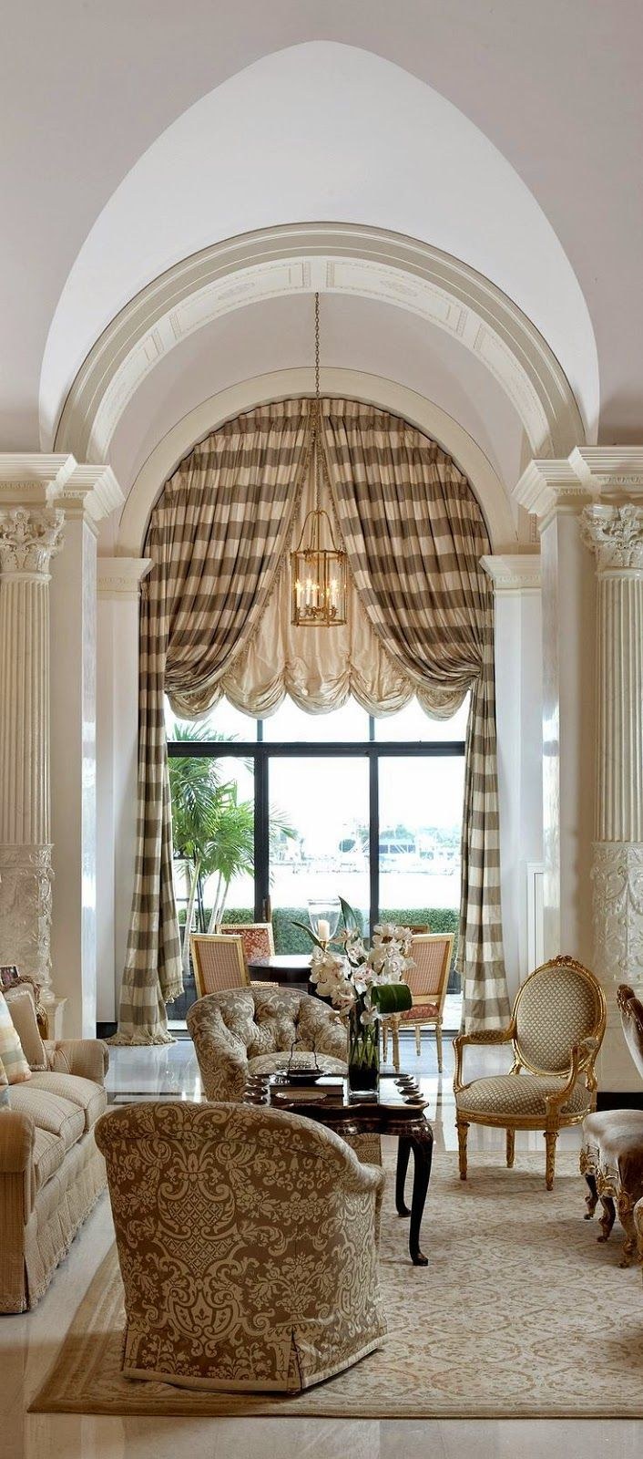 Шторы в гостиную на арочное окно