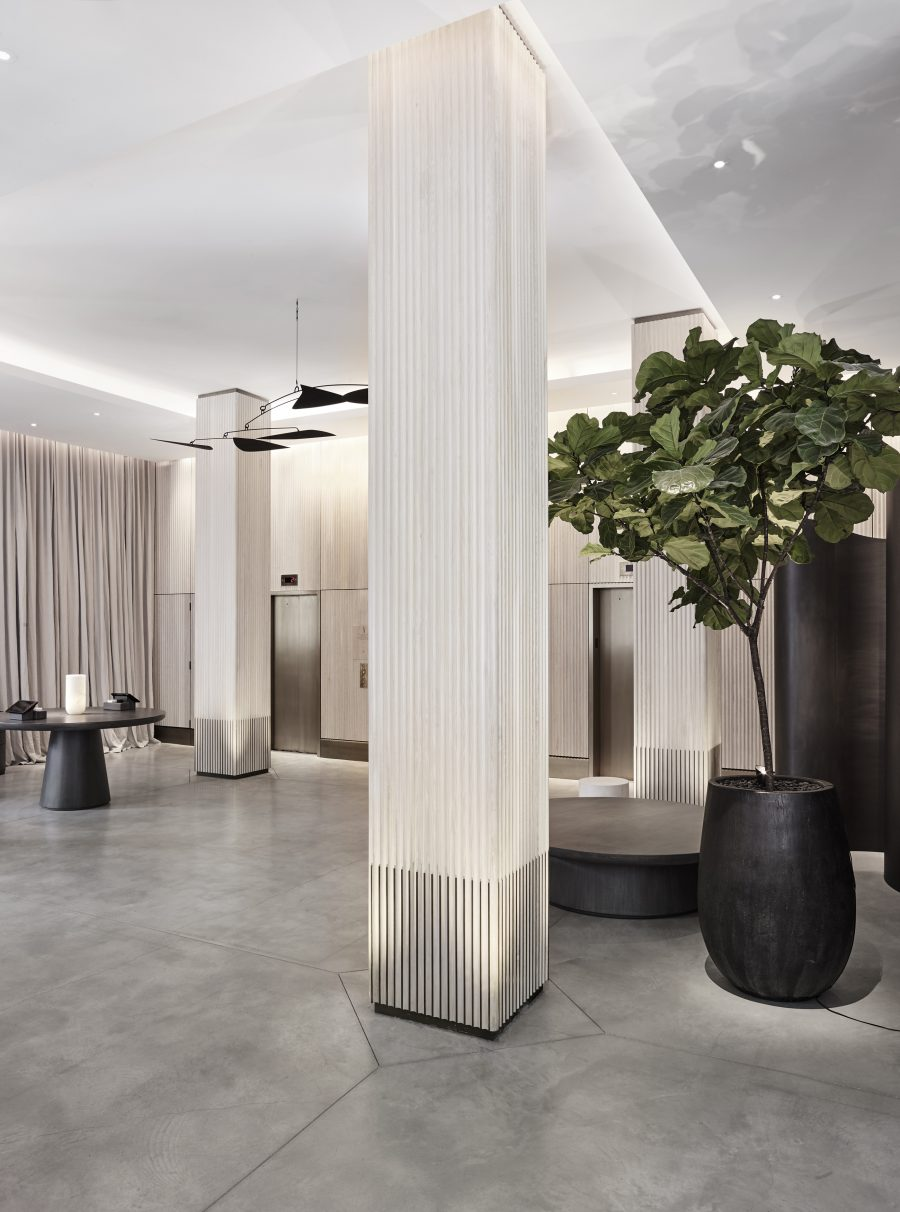 Квадратные колонны в интерьере