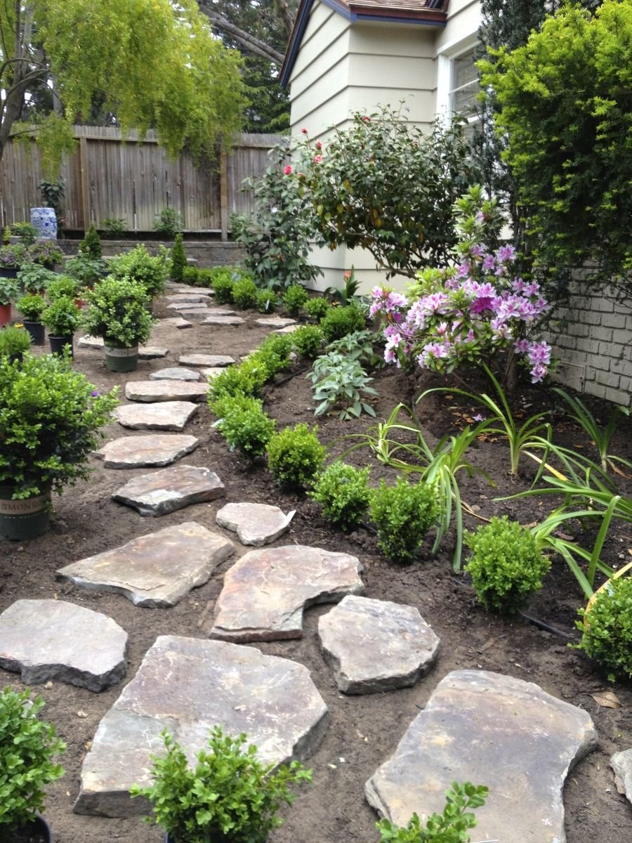 Плитняк на клумбе